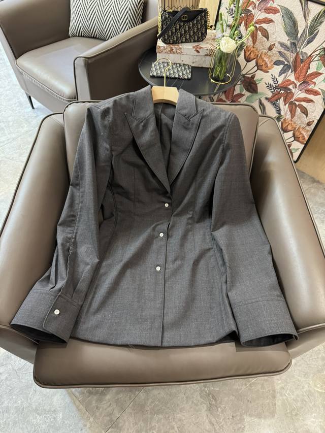 Qh2402#新款西装外套 Prada 最近款 烟灰色 75%羊毛 修身剪裁 西装外套 Sml